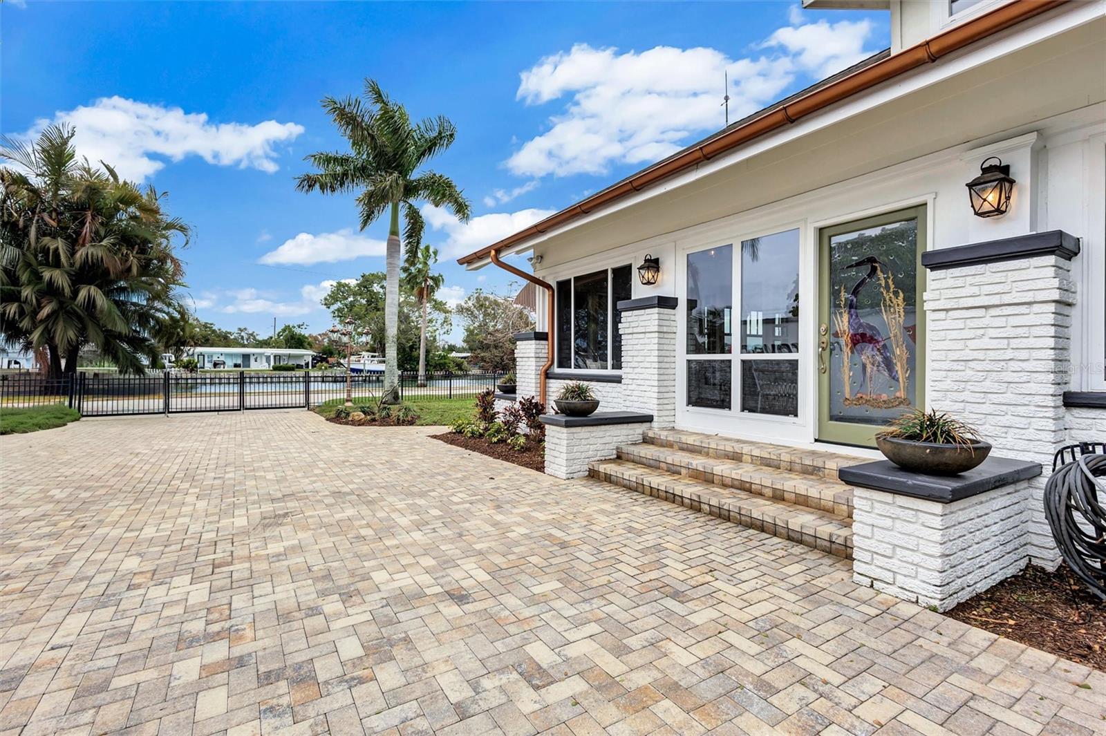 3925 SUNRISE Dr ST PETERSBURG, FL 33705