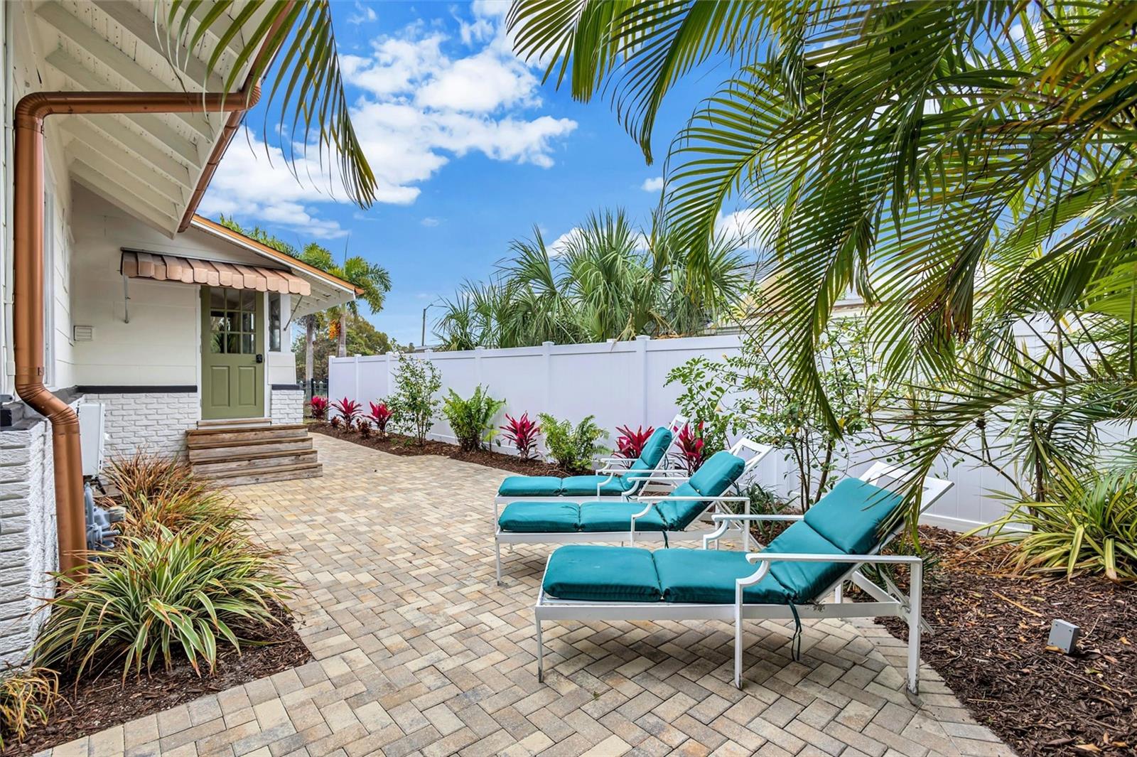 3925 SUNRISE Dr ST PETERSBURG, FL 33705