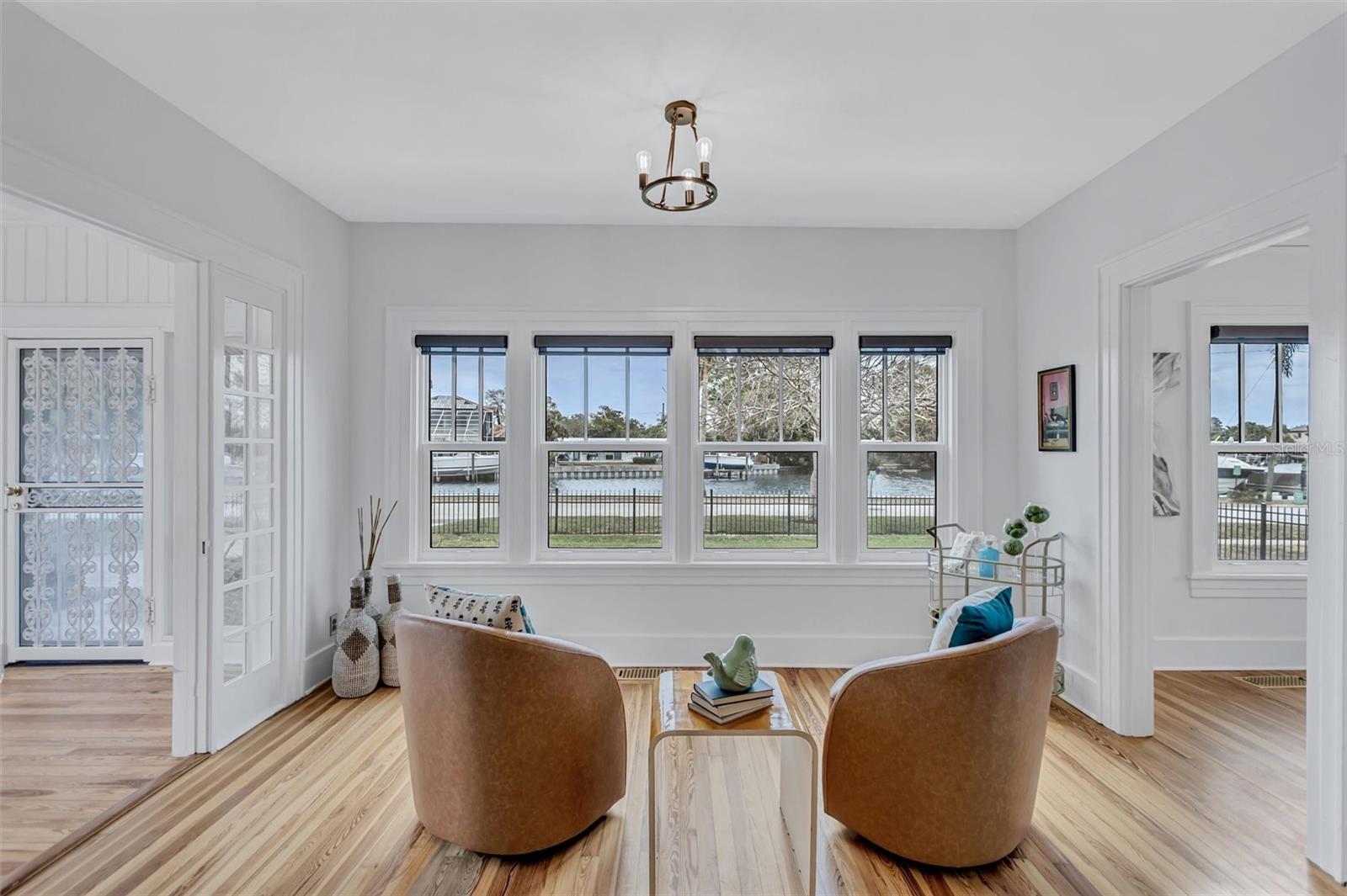 3925 SUNRISE Dr ST PETERSBURG, FL 33705