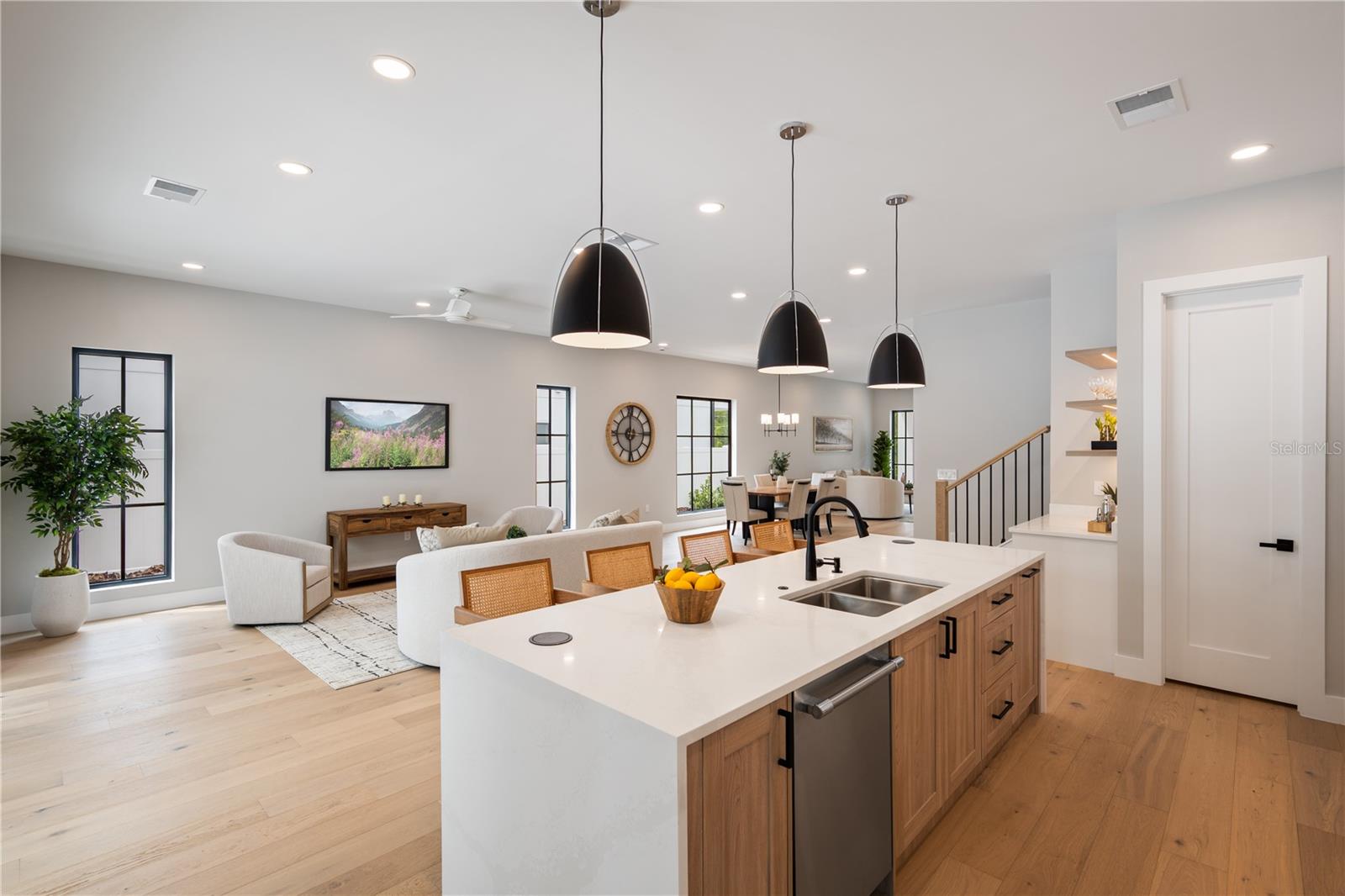 917 Lk EMERALD Dr ORLANDO, FL 32806