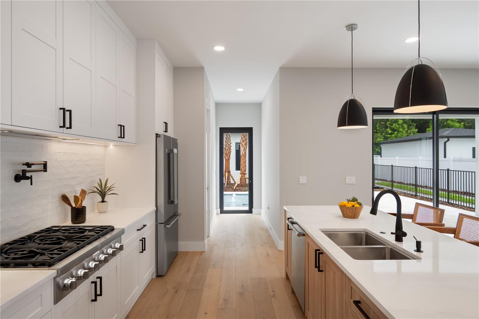 917 Lk EMERALD Dr ORLANDO, FL 32806