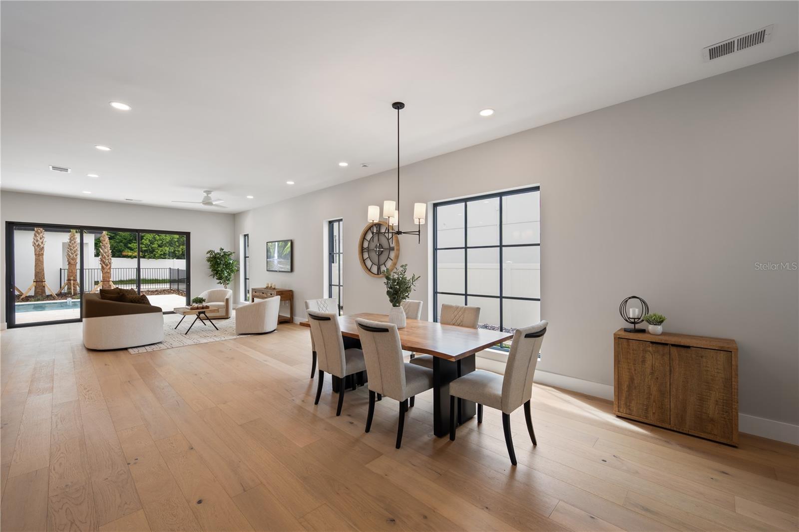 917 Lk EMERALD Dr ORLANDO, FL 32806