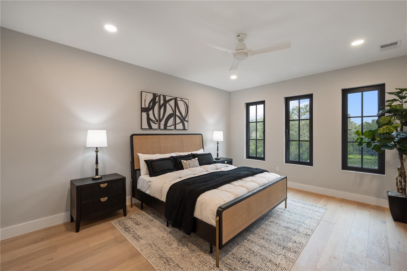 917 Lk EMERALD Dr ORLANDO, FL 32806