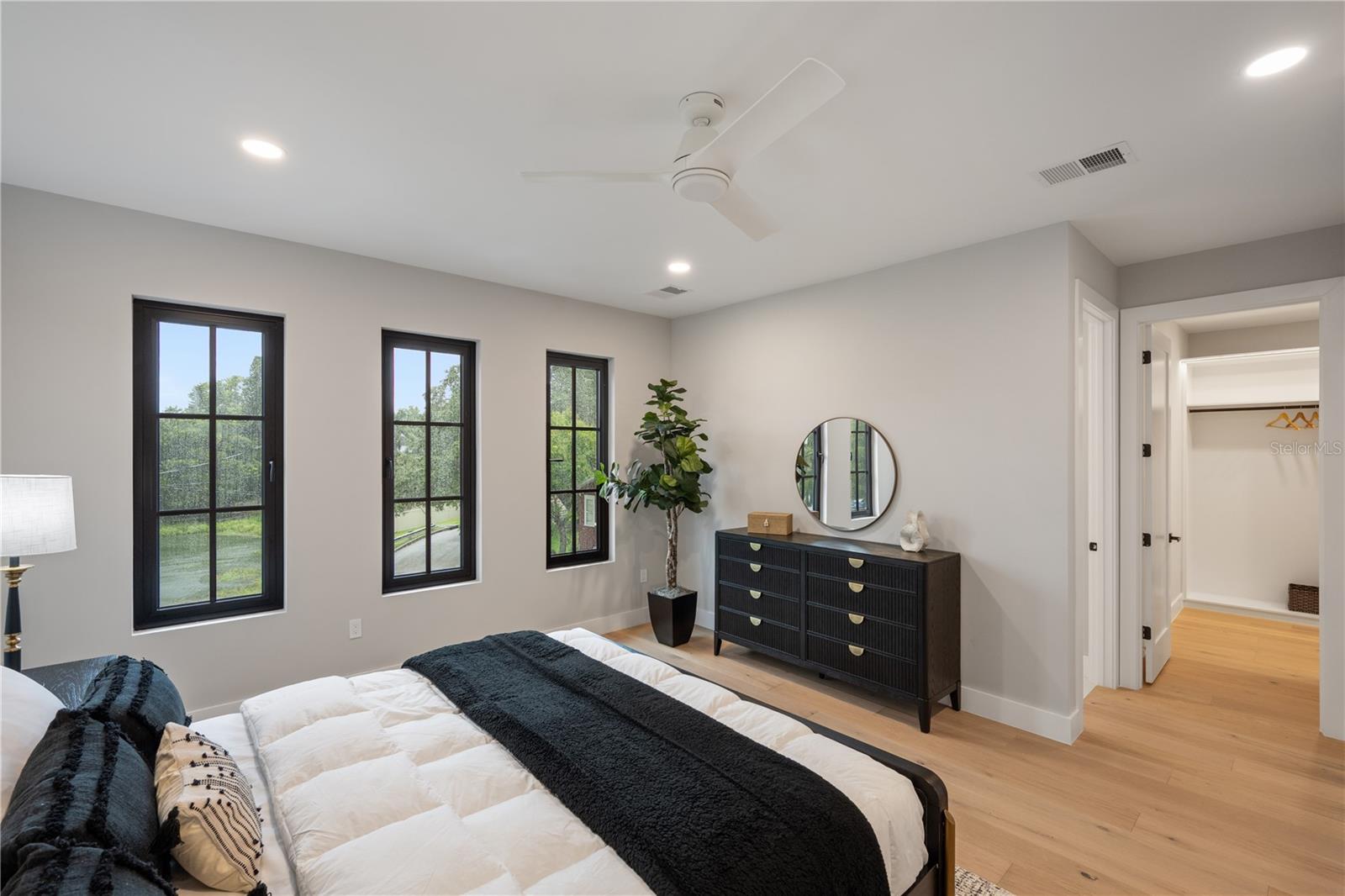 917 Lk EMERALD Dr ORLANDO, FL 32806