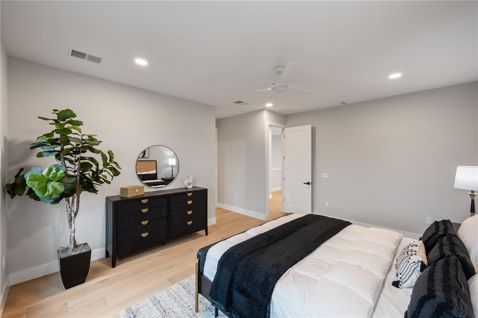 917 Lk EMERALD Dr ORLANDO, FL 32806