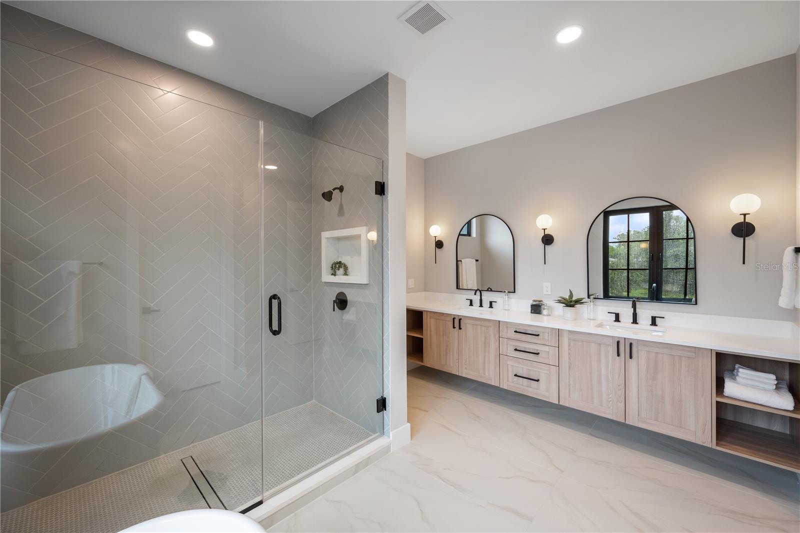 917 Lk EMERALD Dr ORLANDO, FL 32806