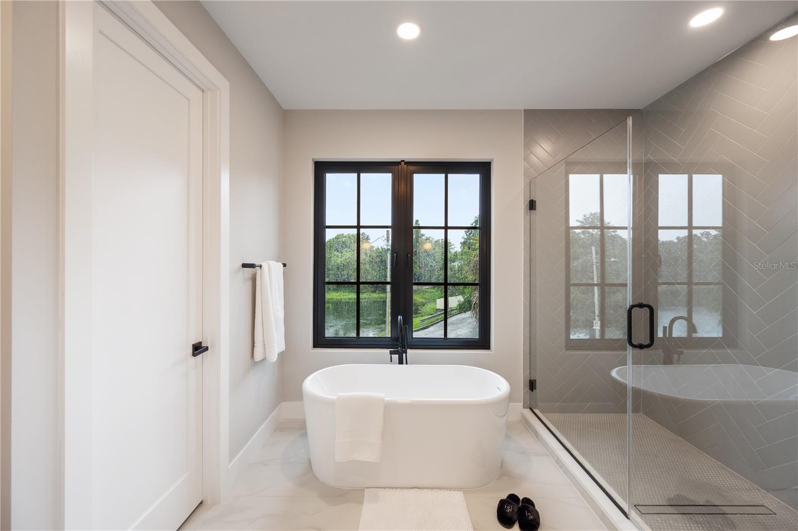 917 Lk EMERALD Dr ORLANDO, FL 32806