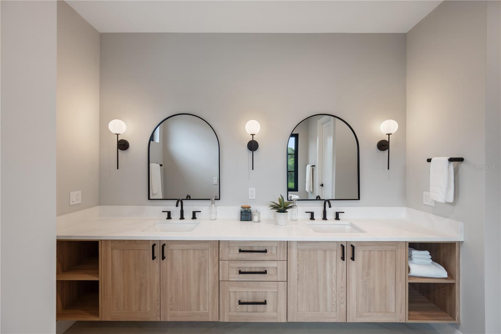 917 Lk EMERALD Dr ORLANDO, FL 32806