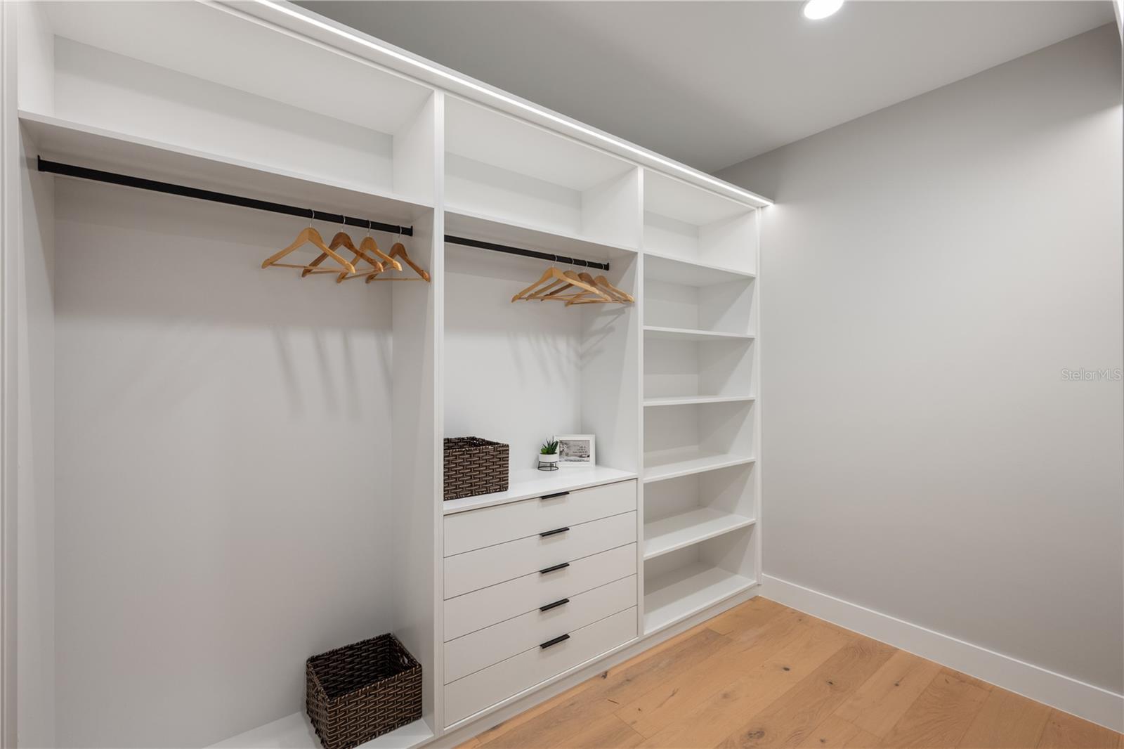 917 Lk EMERALD Dr ORLANDO, FL 32806