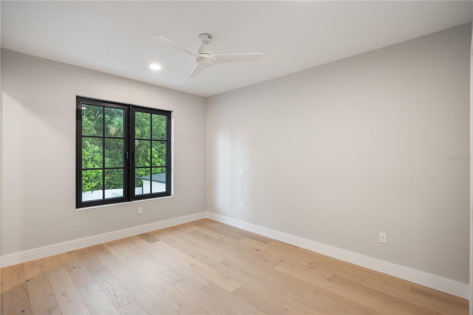 917 Lk EMERALD Dr ORLANDO, FL 32806