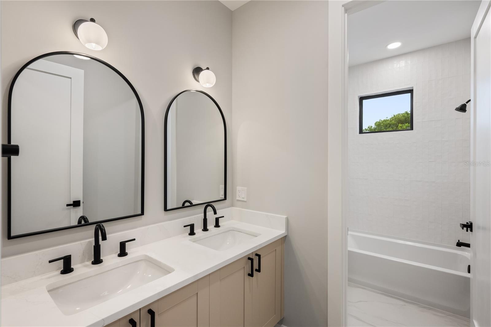 917 Lk EMERALD Dr ORLANDO, FL 32806