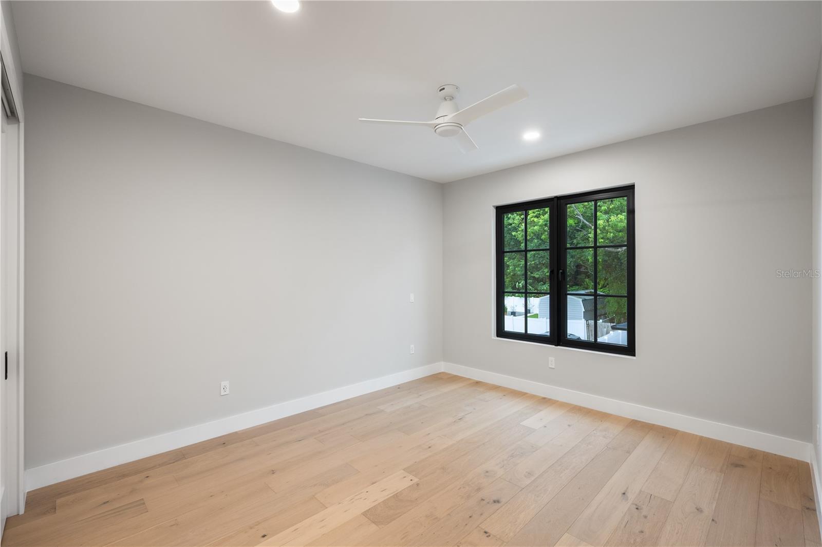 917 Lk EMERALD Dr ORLANDO, FL 32806