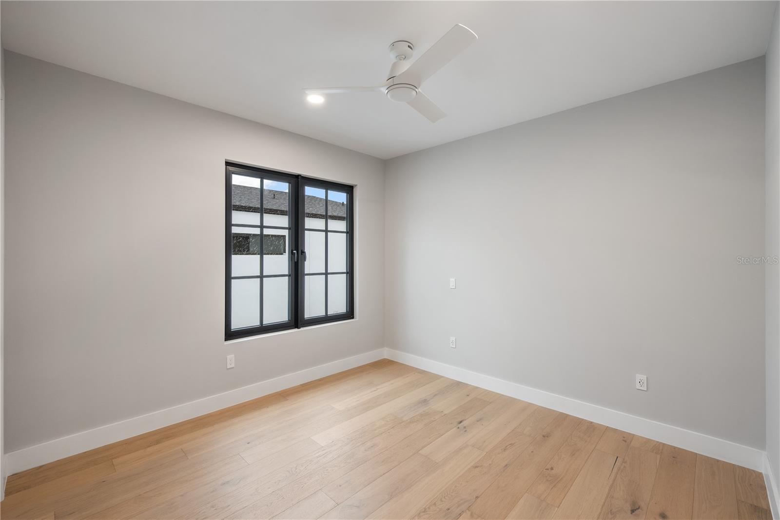 917 Lk EMERALD Dr ORLANDO, FL 32806