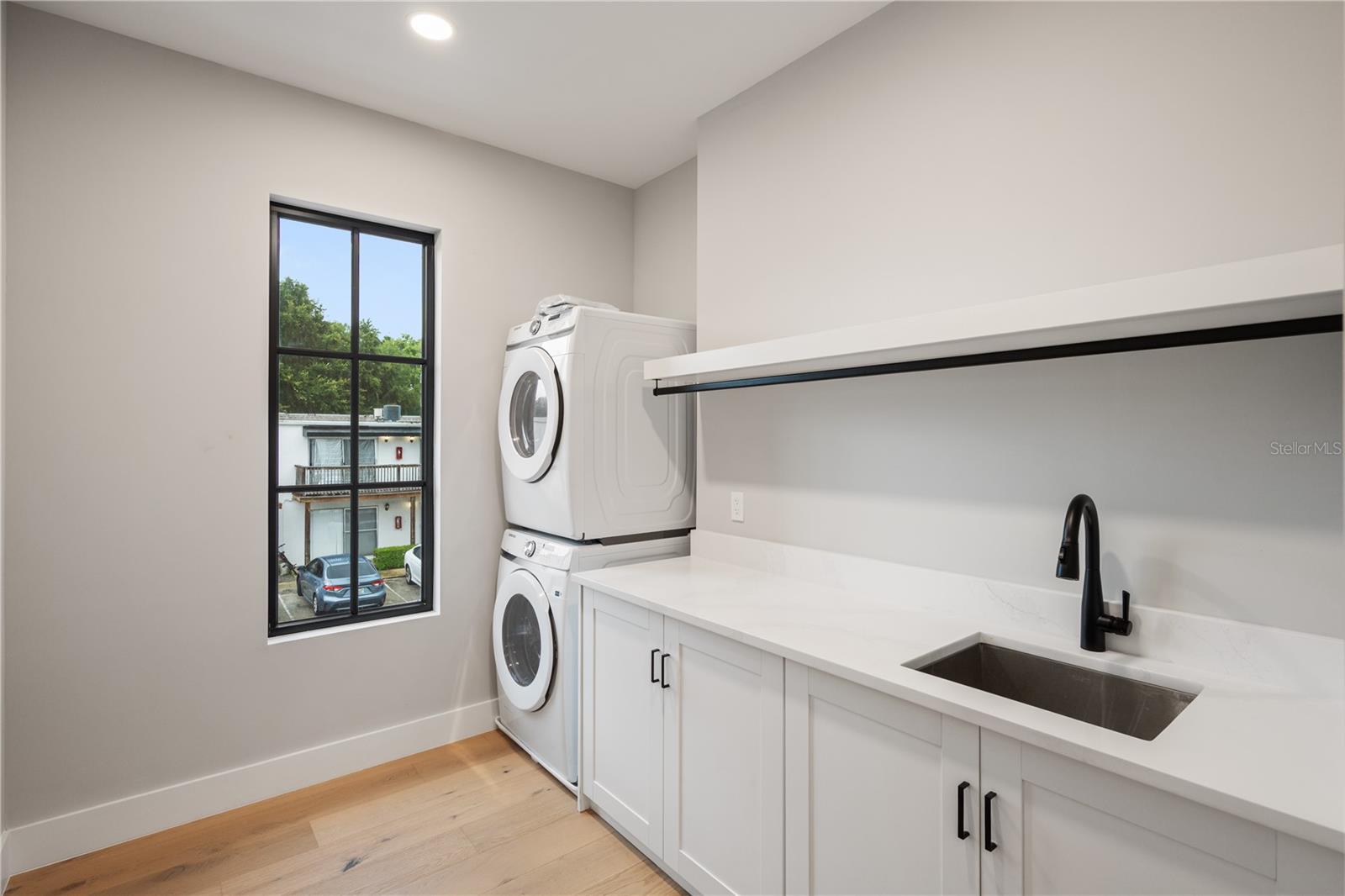 917 Lk EMERALD Dr ORLANDO, FL 32806