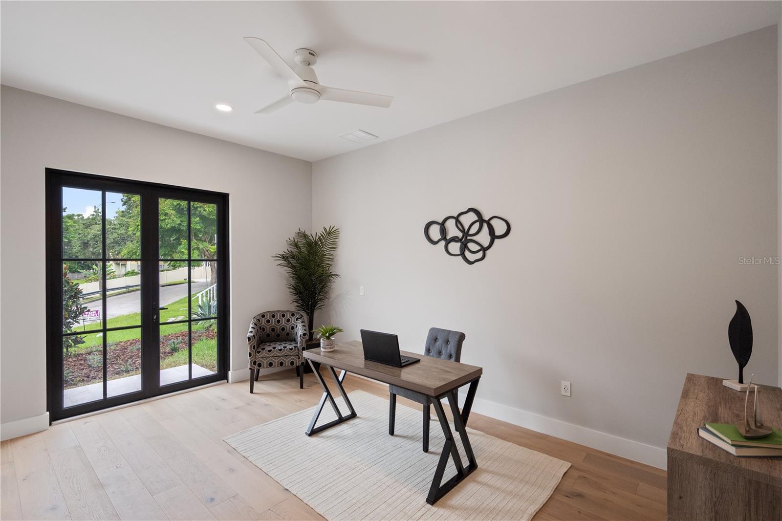 917 Lk EMERALD Dr ORLANDO, FL 32806