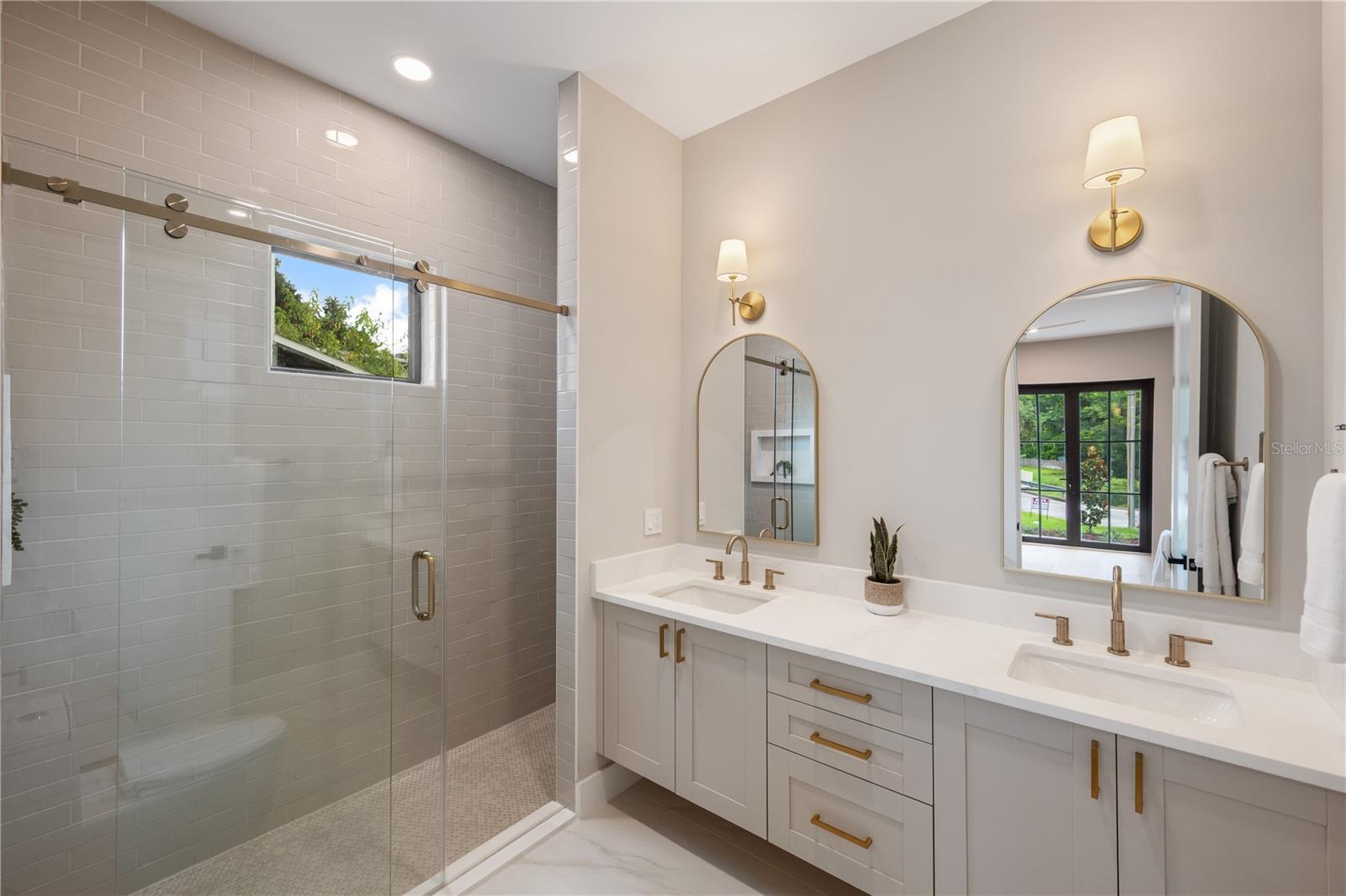 917 Lk EMERALD Dr ORLANDO, FL 32806