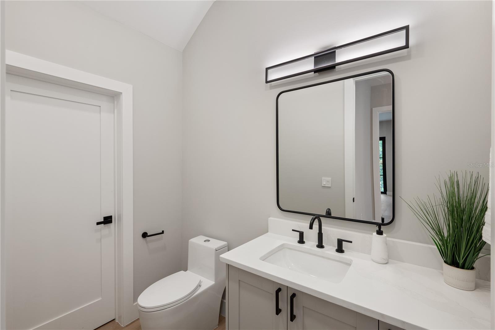 917 Lk EMERALD Dr ORLANDO, FL 32806