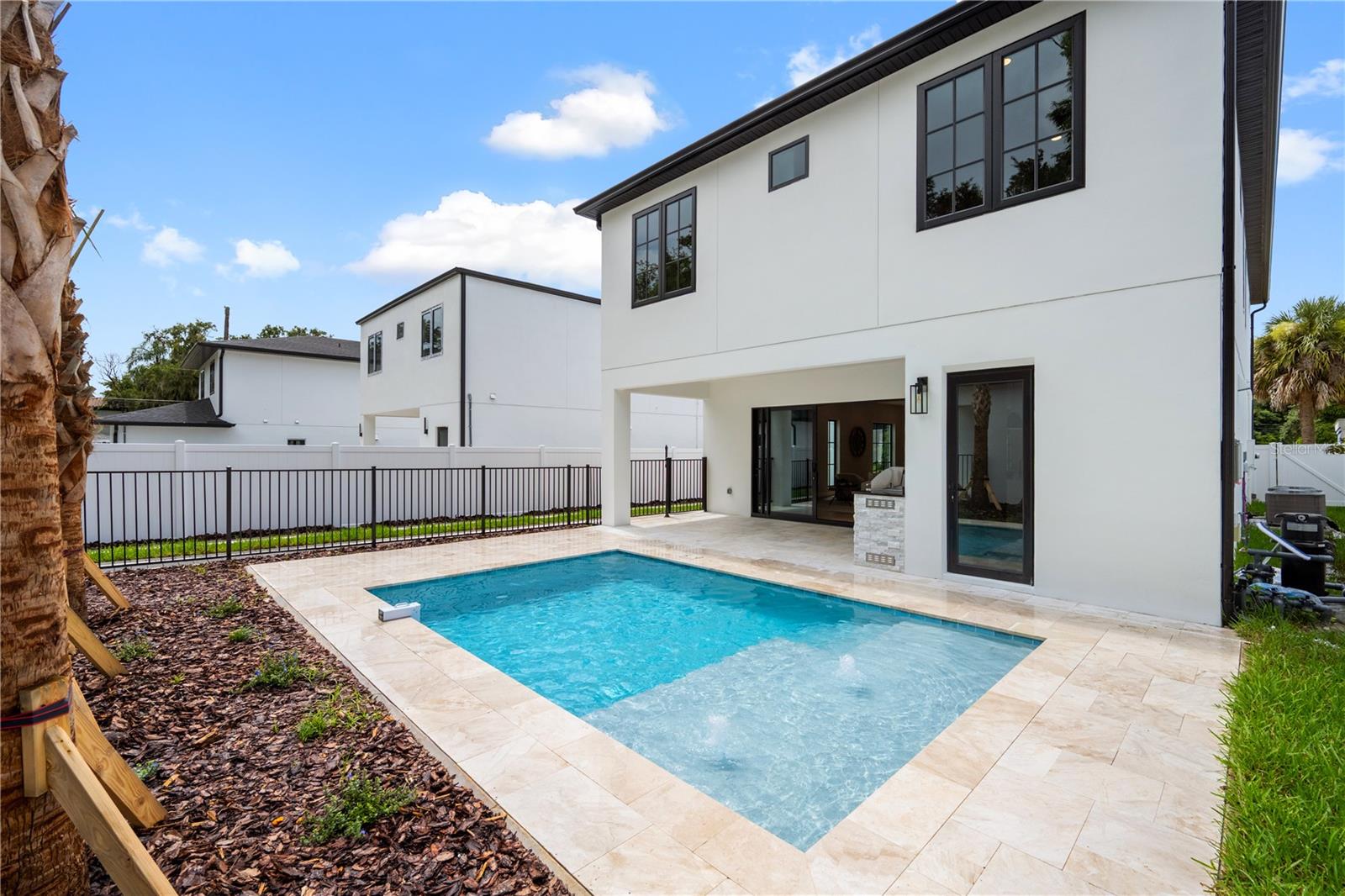 917 Lk EMERALD Dr ORLANDO, FL 32806