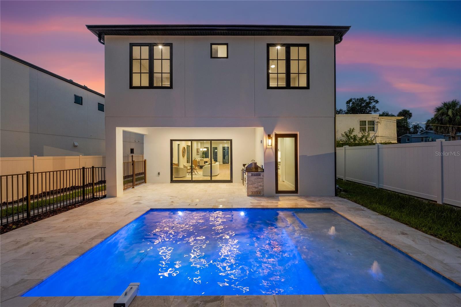 917 Lk EMERALD Dr ORLANDO, FL 32806