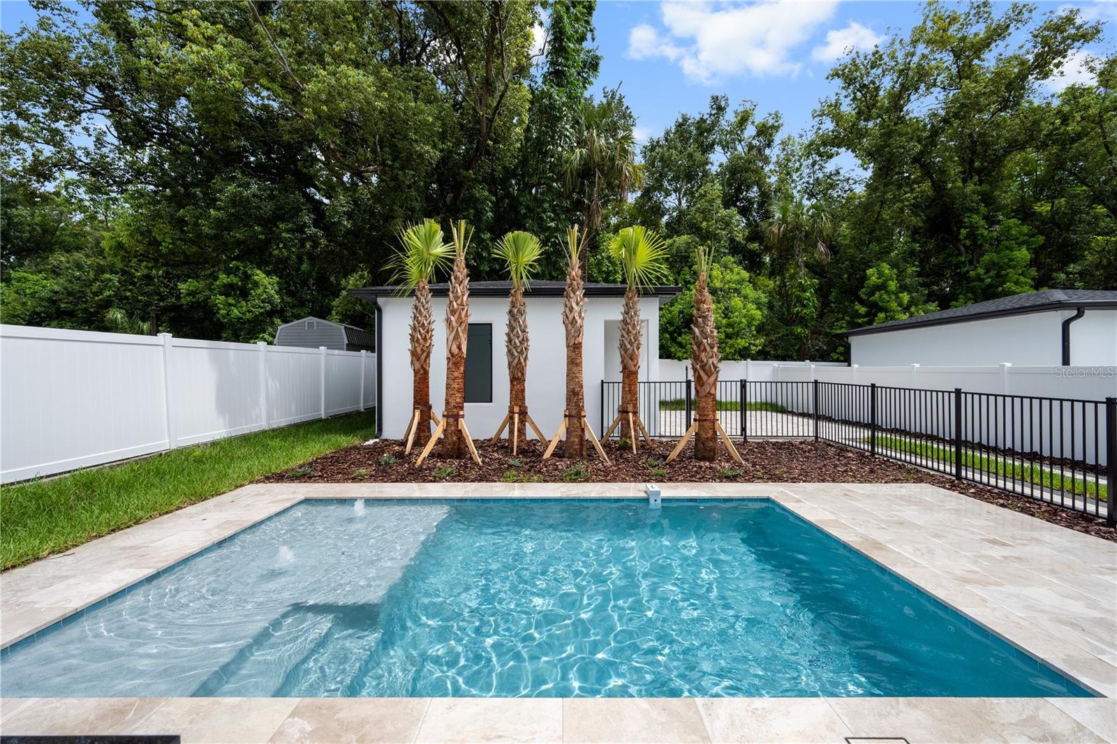 917 Lk EMERALD Dr ORLANDO, FL 32806