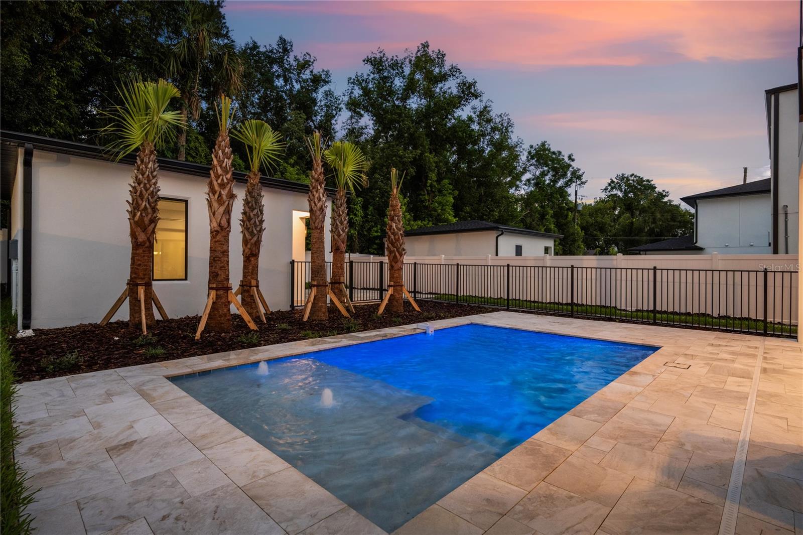 917 Lk EMERALD Dr ORLANDO, FL 32806