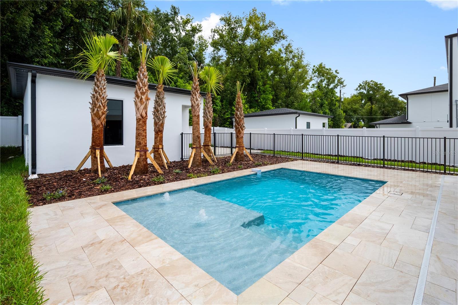 917 Lk EMERALD Dr ORLANDO, FL 32806