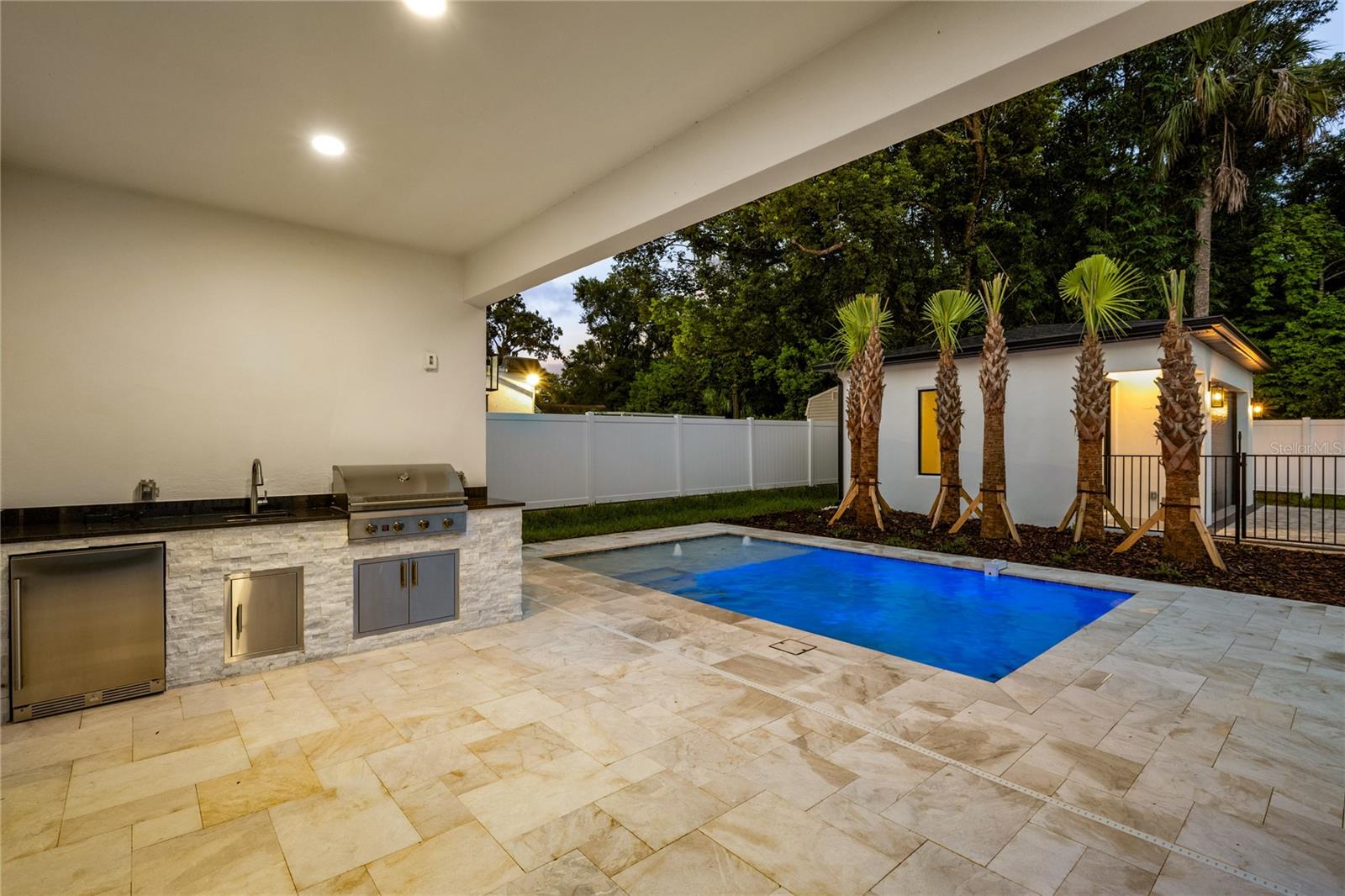 917 Lk EMERALD Dr ORLANDO, FL 32806