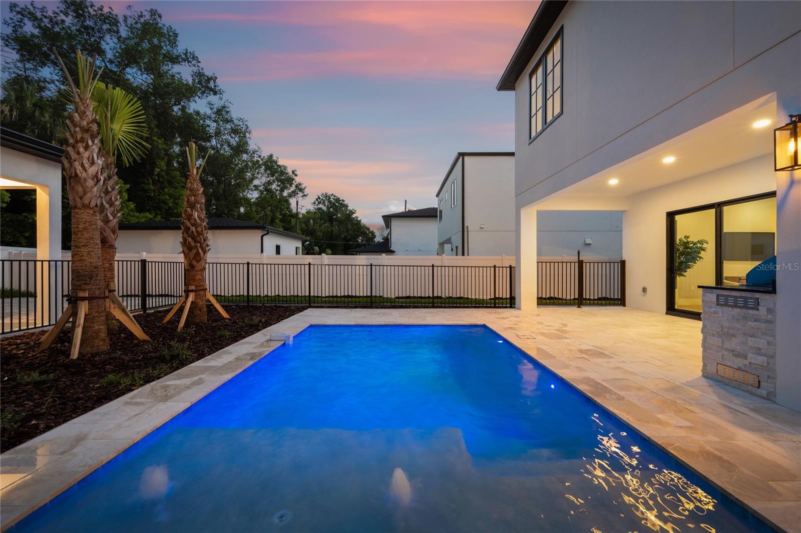 917 Lk EMERALD Dr ORLANDO, FL 32806