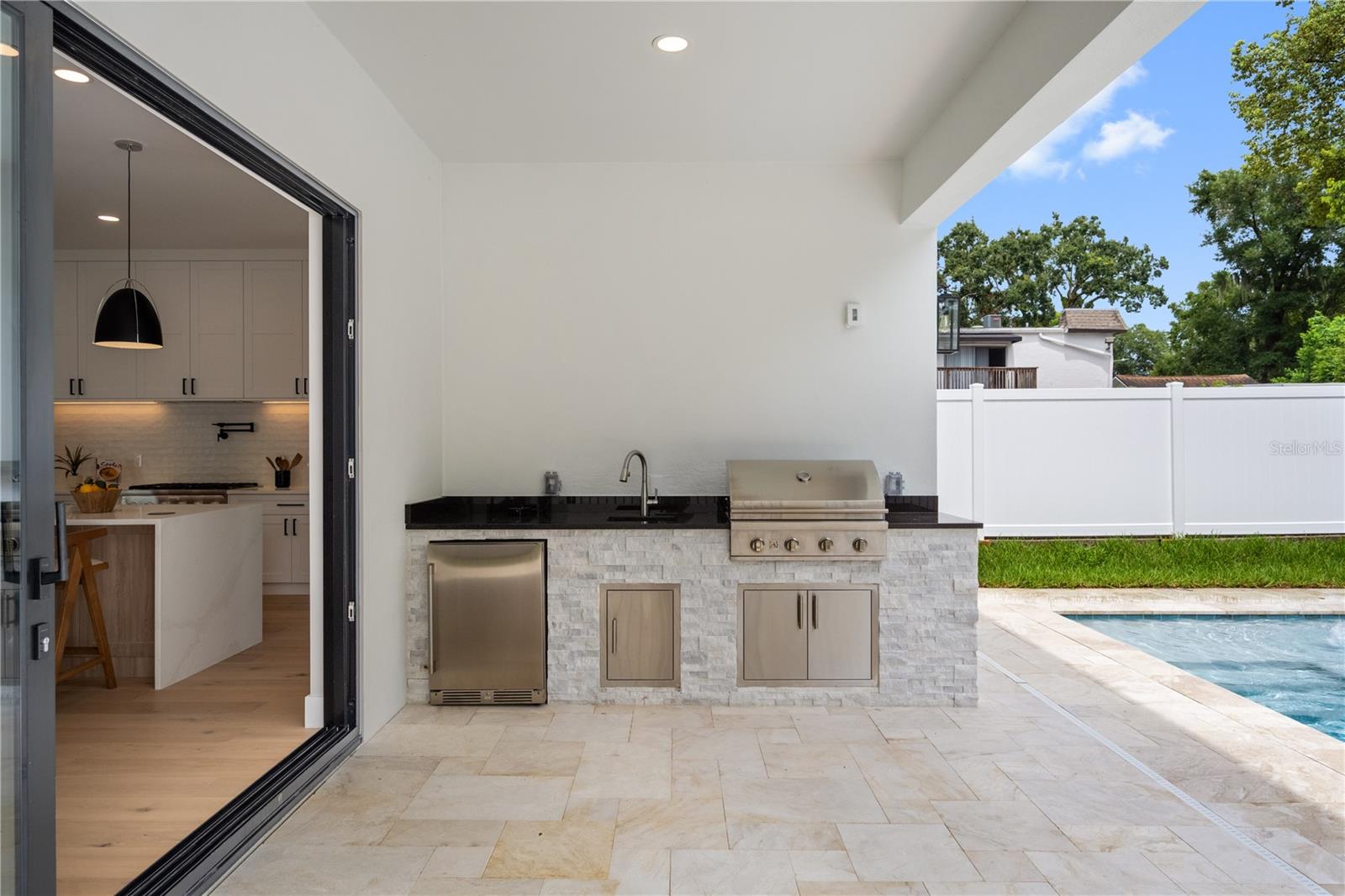 917 Lk EMERALD Dr ORLANDO, FL 32806