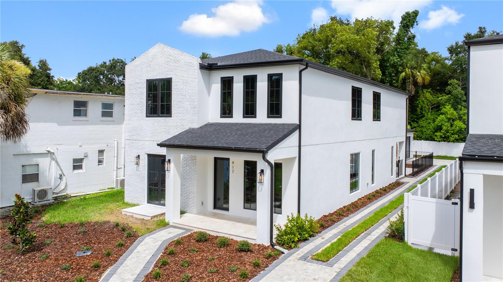 917 Lk EMERALD Dr ORLANDO, FL 32806