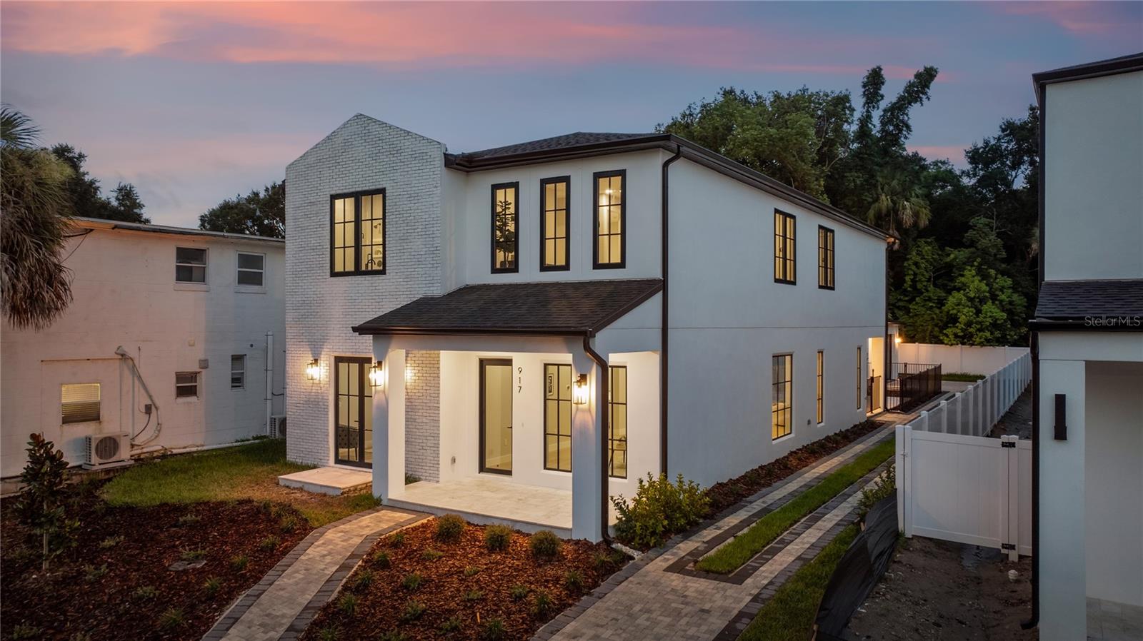 917 Lk EMERALD Dr ORLANDO, FL 32806