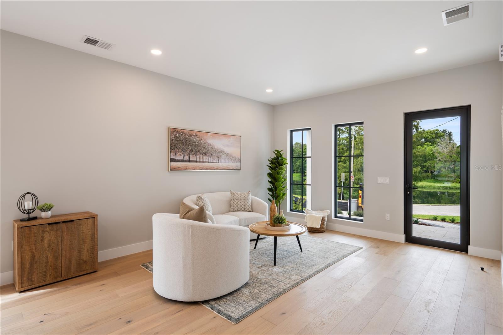 917 Lk EMERALD Dr ORLANDO, FL 32806