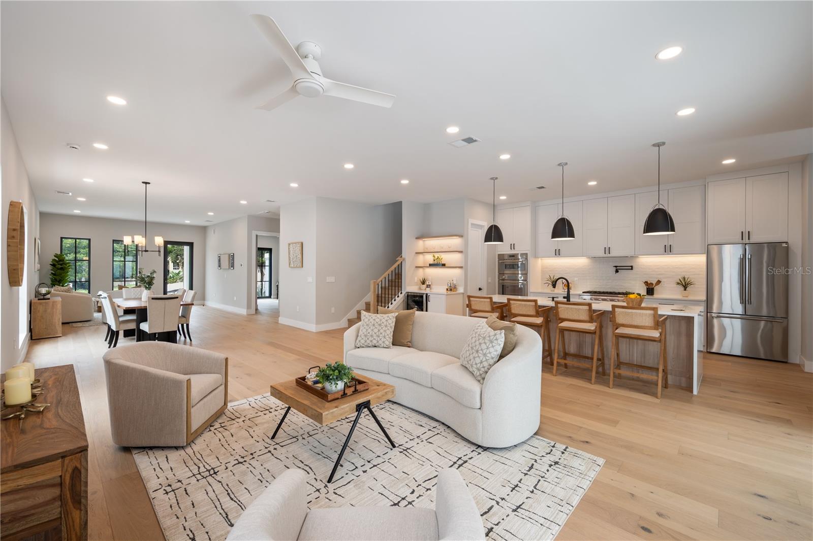 917 Lk EMERALD Dr ORLANDO, FL 32806