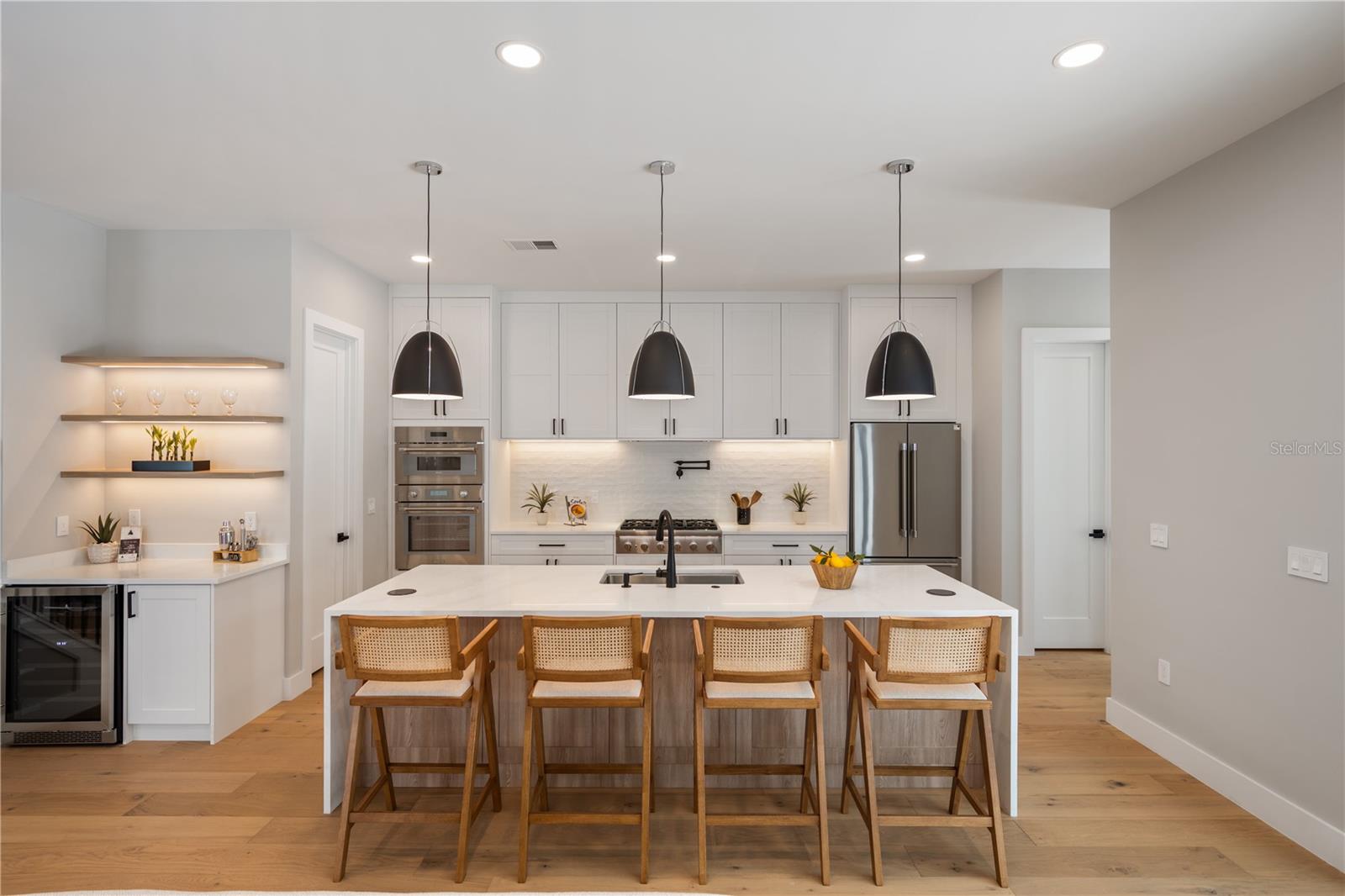 917 Lk EMERALD Dr ORLANDO, FL 32806