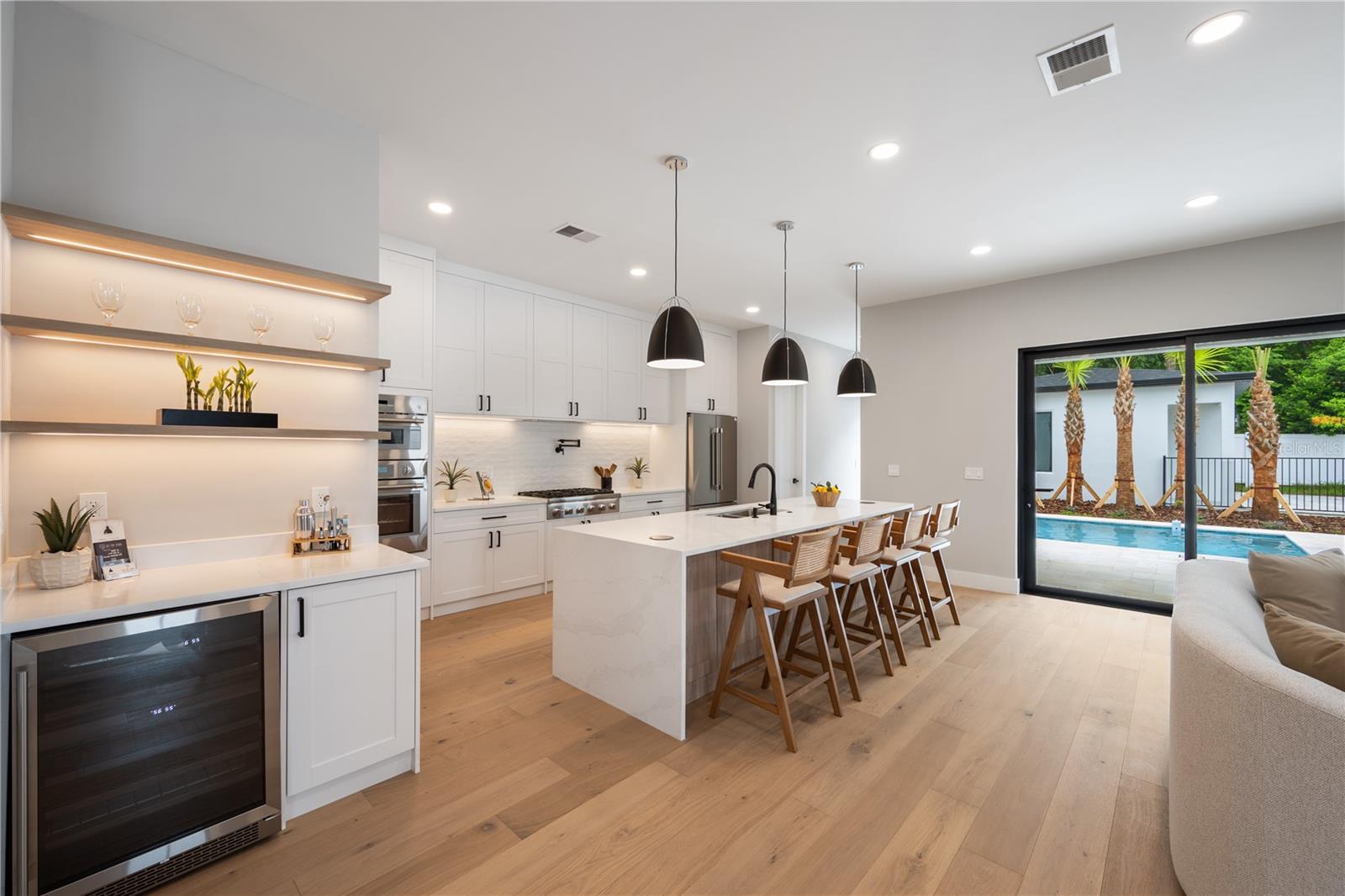 917 Lk EMERALD Dr ORLANDO, FL 32806