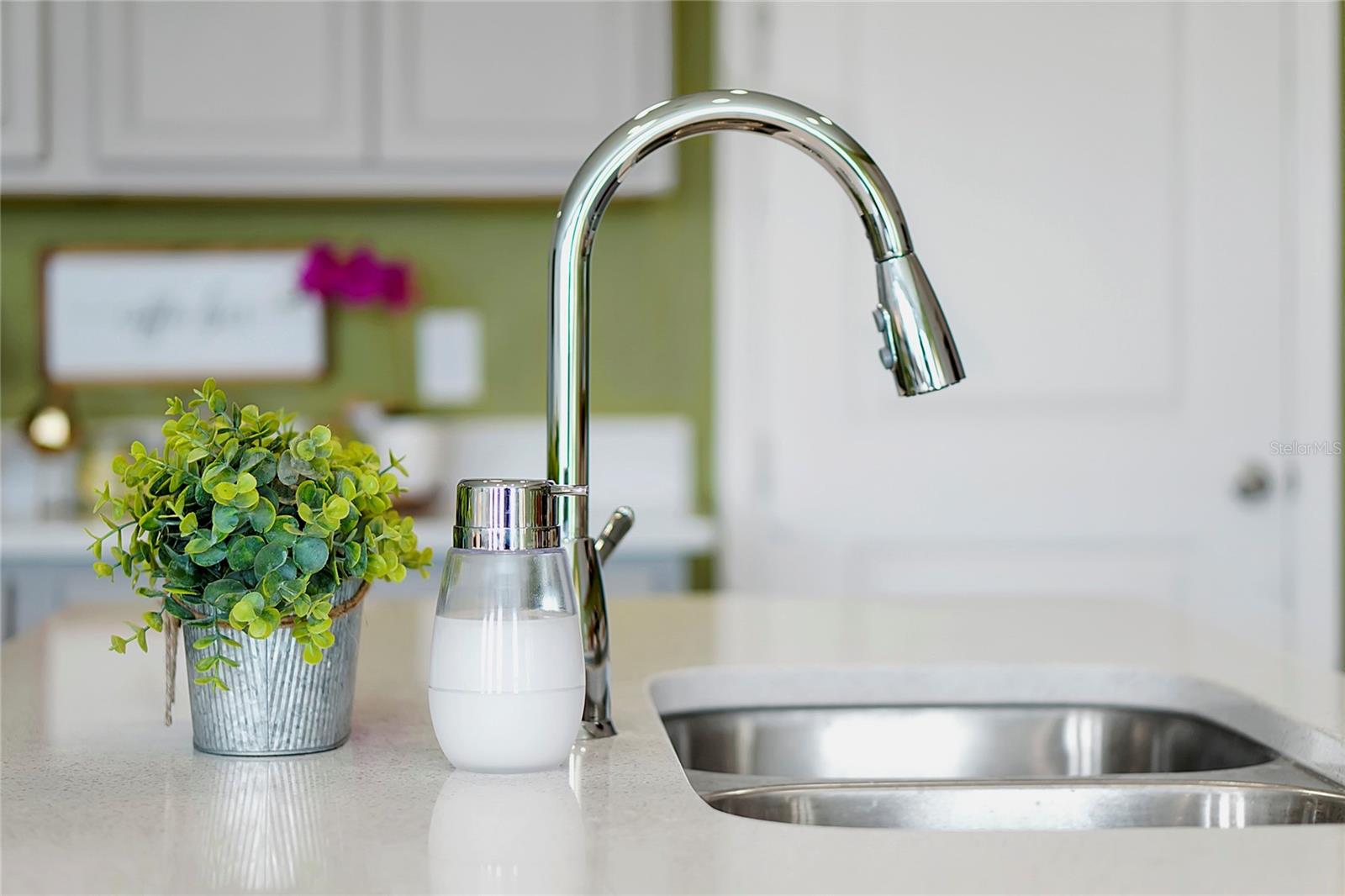 1784 SANIBEL Dr DAVENPORT, FL 33896