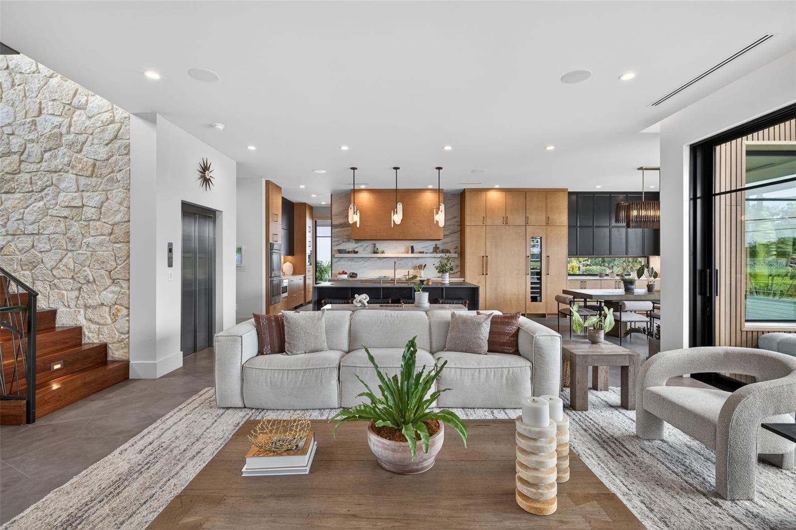 370 BELLEAIR Dr ST PETERSBURG, FL 33704