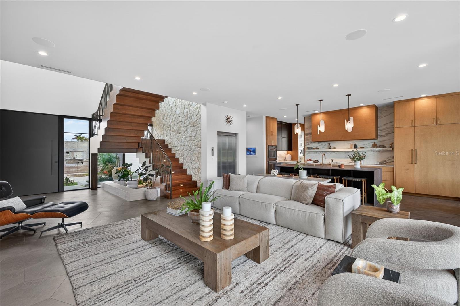 370 BELLEAIR Dr ST PETERSBURG, FL 33704