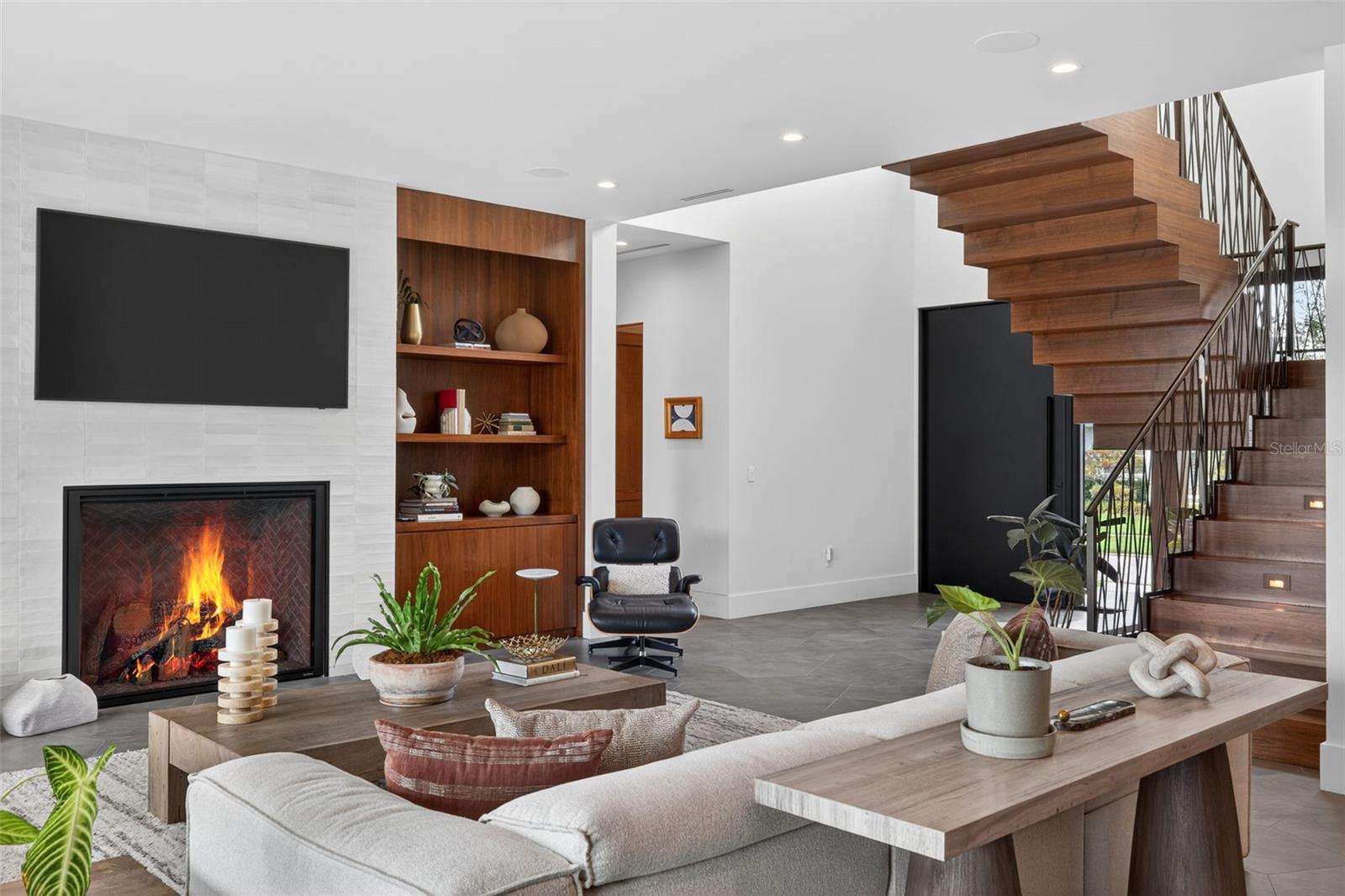 370 BELLEAIR Dr ST PETERSBURG, FL 33704