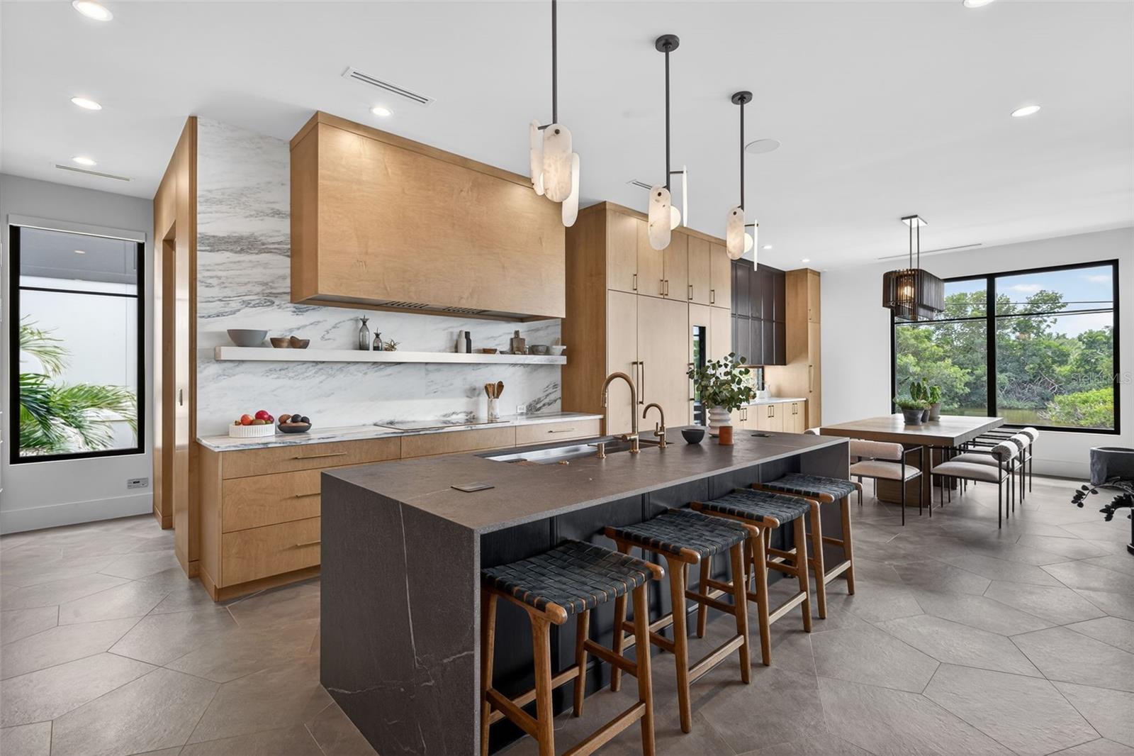 370 BELLEAIR Dr ST PETERSBURG, FL 33704