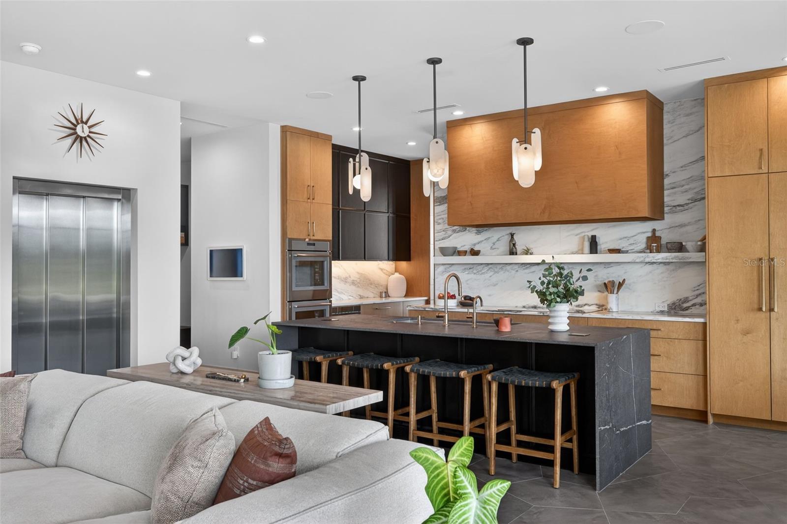 370 BELLEAIR Dr ST PETERSBURG, FL 33704