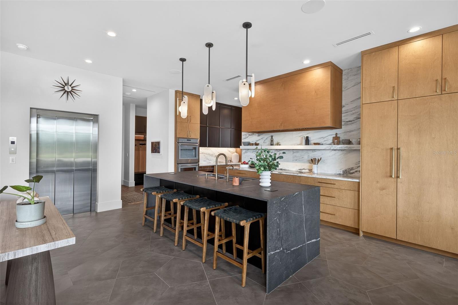 370 BELLEAIR Dr ST PETERSBURG, FL 33704