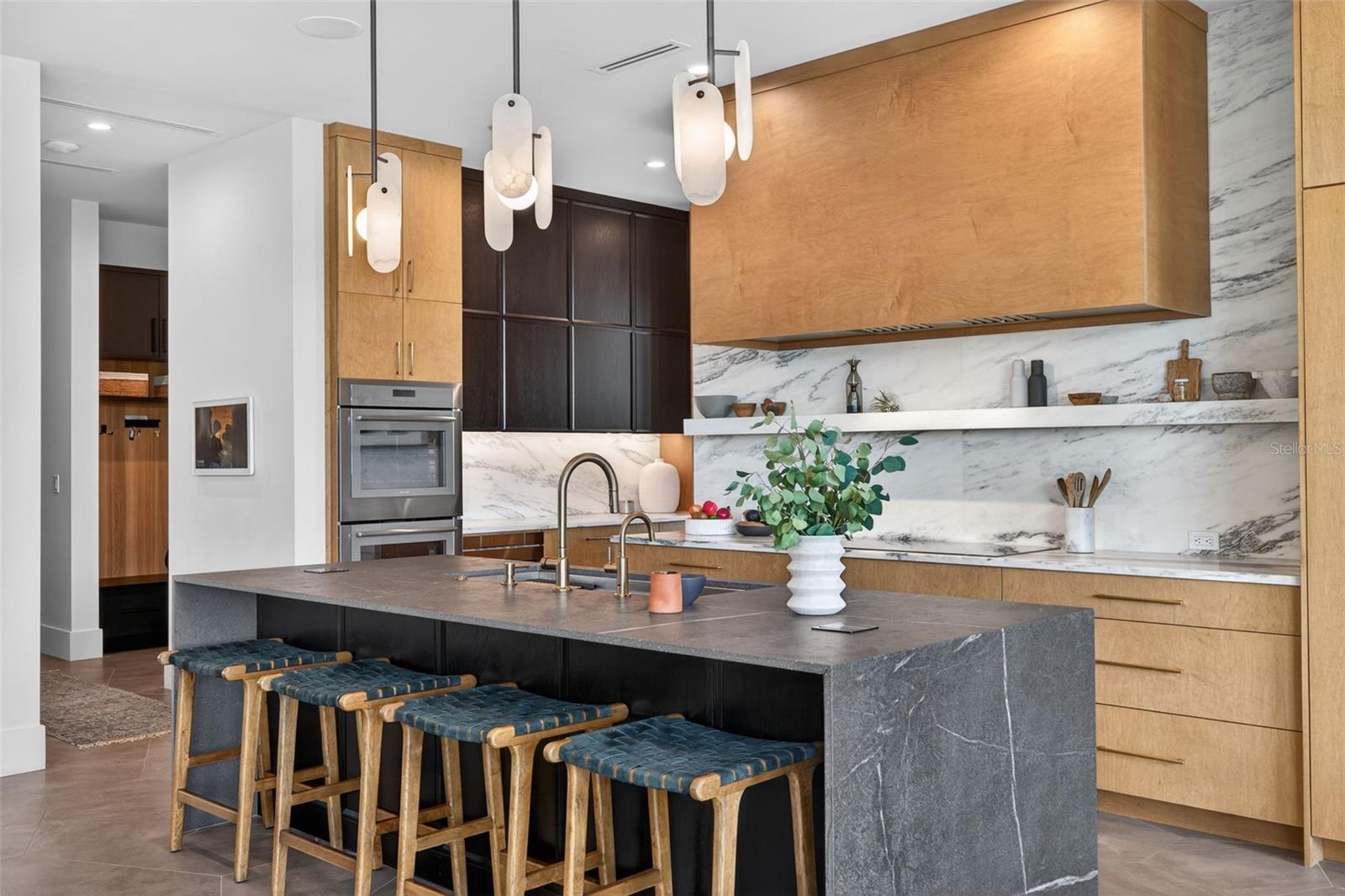 370 BELLEAIR Dr ST PETERSBURG, FL 33704