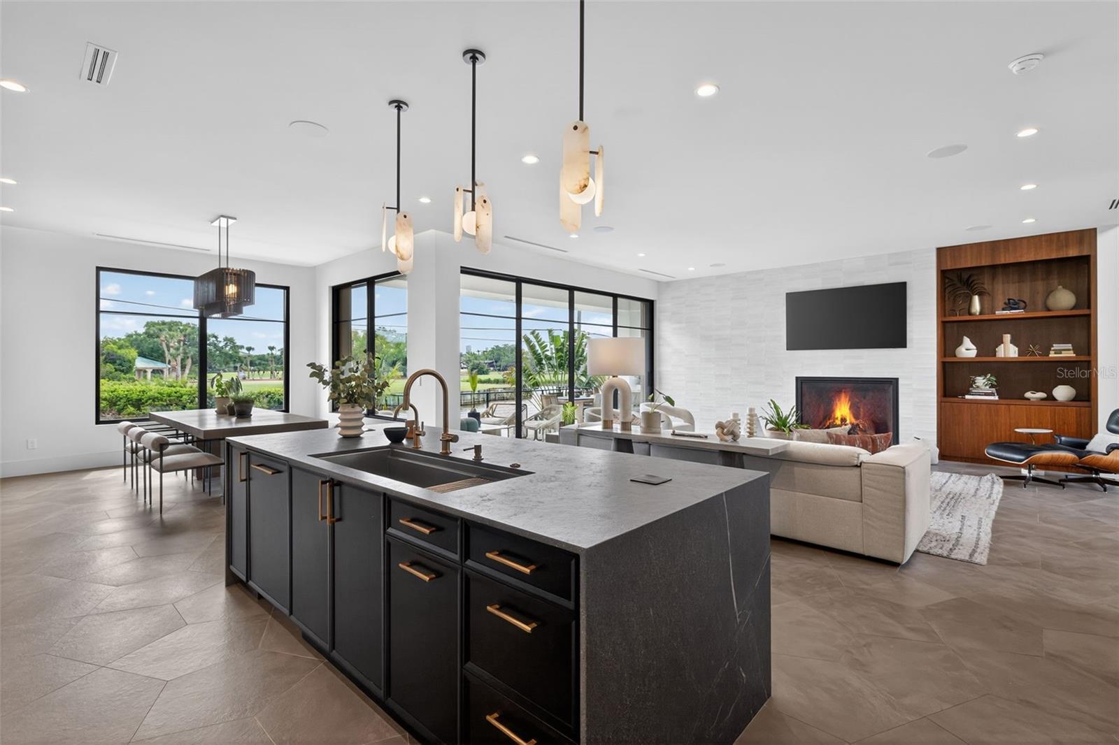 370 BELLEAIR Dr ST PETERSBURG, FL 33704