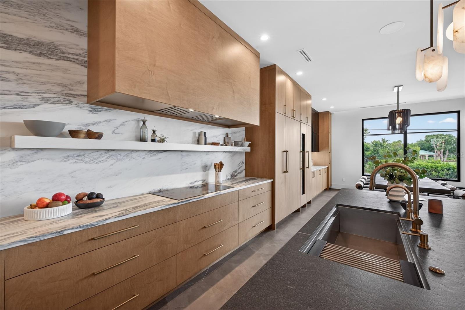 370 BELLEAIR Dr ST PETERSBURG, FL 33704