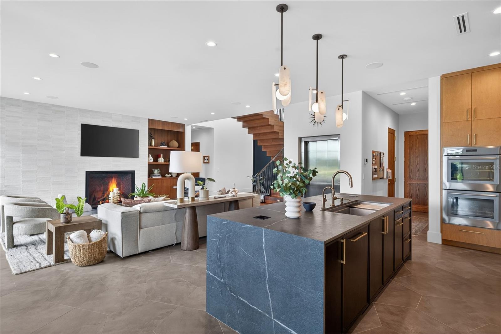 370 BELLEAIR Dr ST PETERSBURG, FL 33704