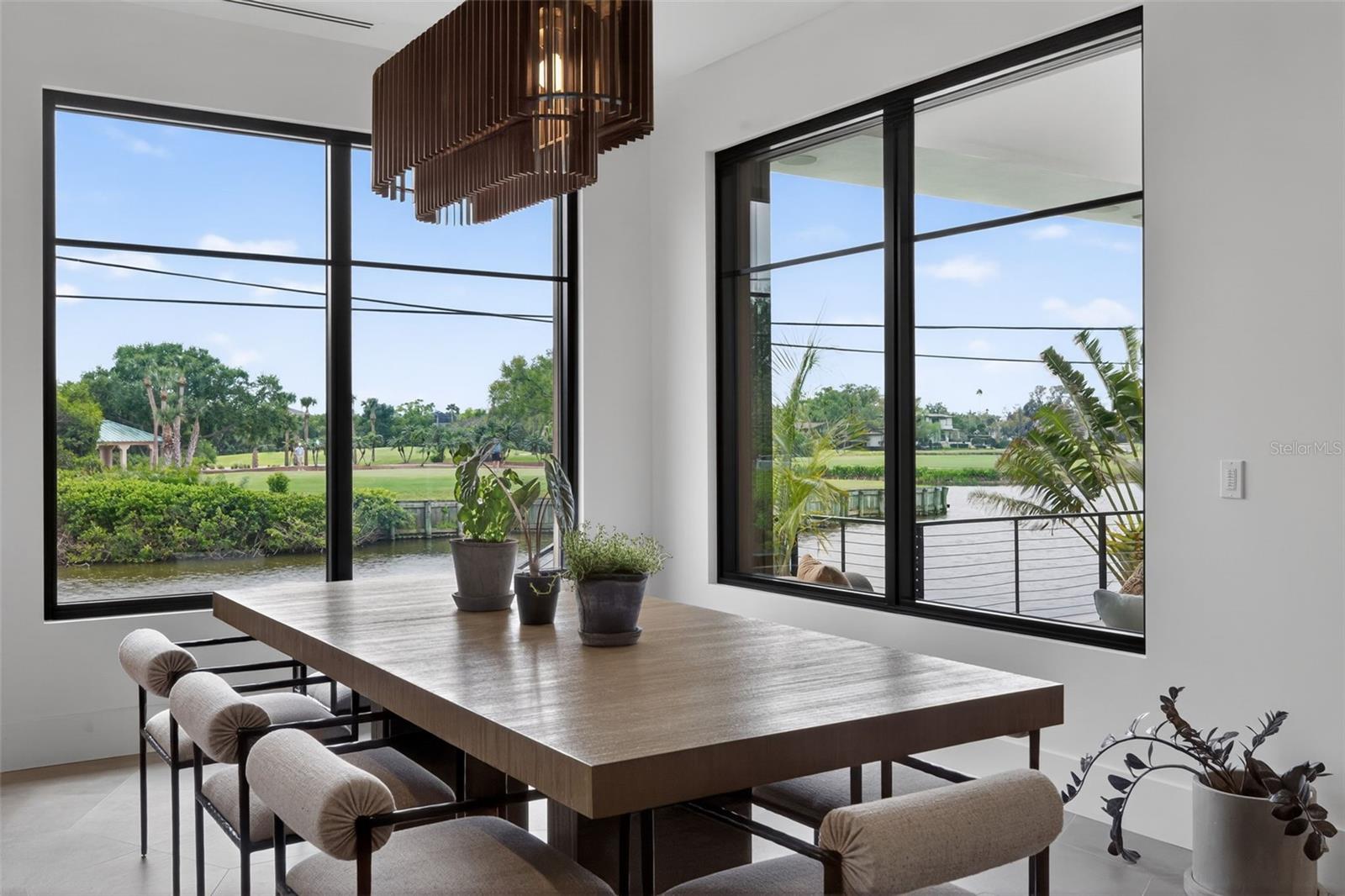 370 BELLEAIR Dr ST PETERSBURG, FL 33704