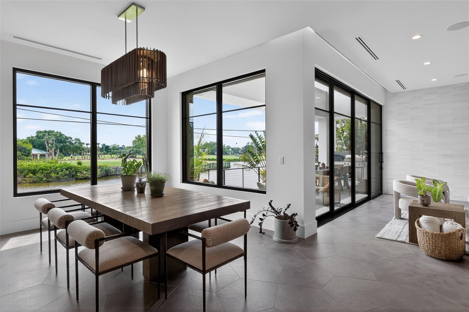 370 BELLEAIR Dr ST PETERSBURG, FL 33704