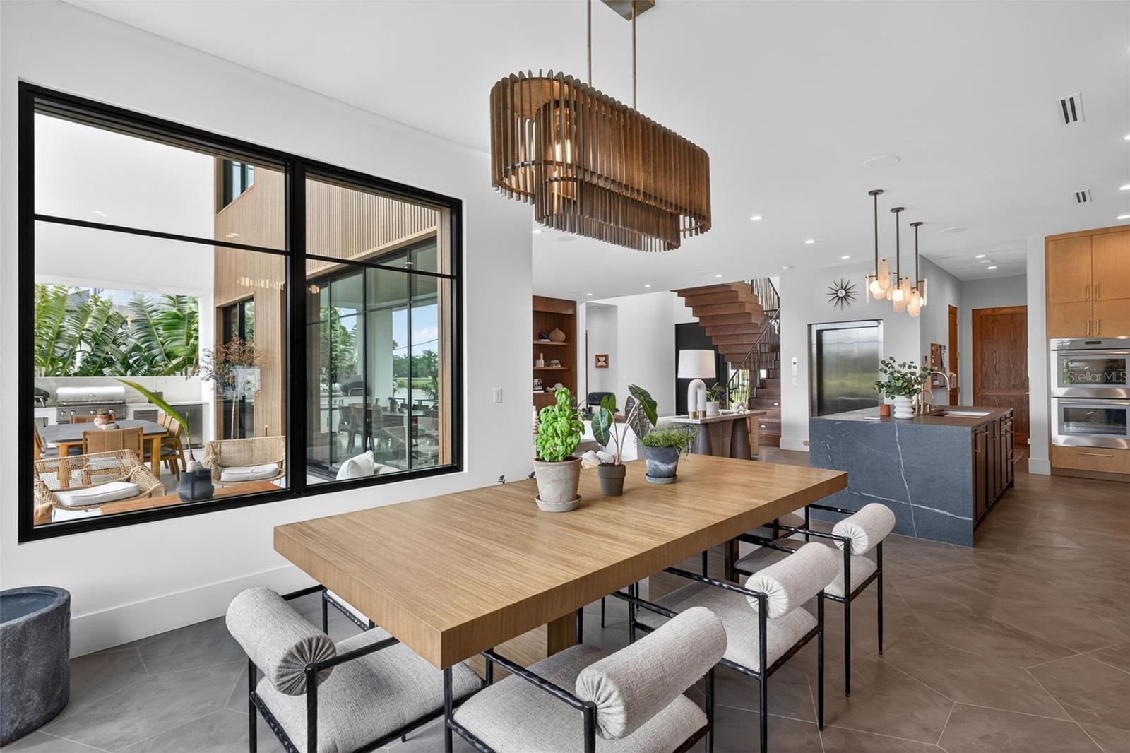 370 BELLEAIR Dr ST PETERSBURG, FL 33704