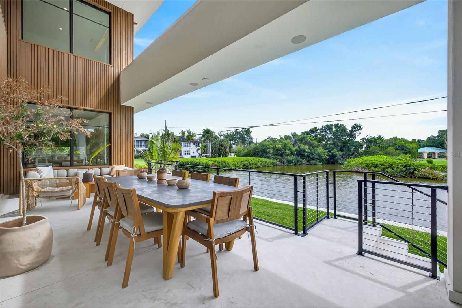 370 BELLEAIR Dr ST PETERSBURG, FL 33704